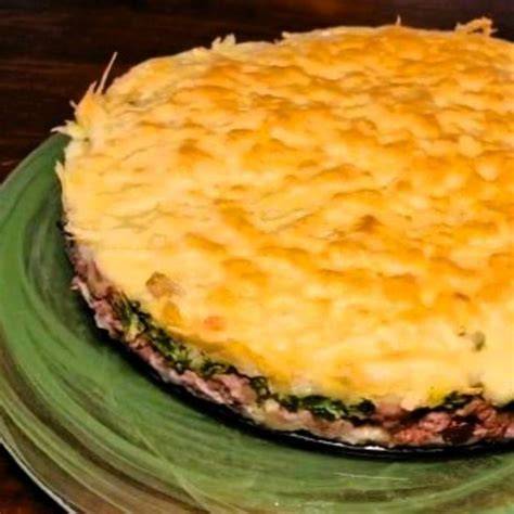 Montaje de capas del pastel de carne con puré