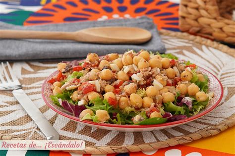 Ingredientes para ensalada de garbanzos con atún y pimiento