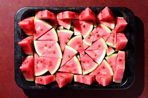 Rebanadas de sandía fresca y trozos decorativos para salmorejo