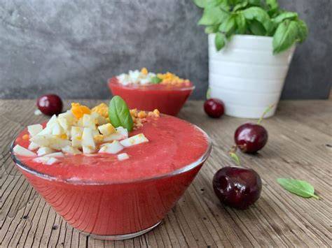 Bol con salmorejo de cerezas decorado con albahaca y queso