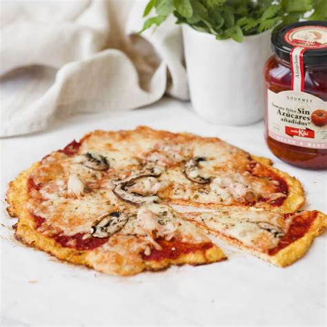 Pizza keto de coliflor con ingredientes