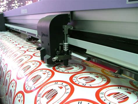 Ilustración de cómo funciona un plotter de corte con vector y cuchilla