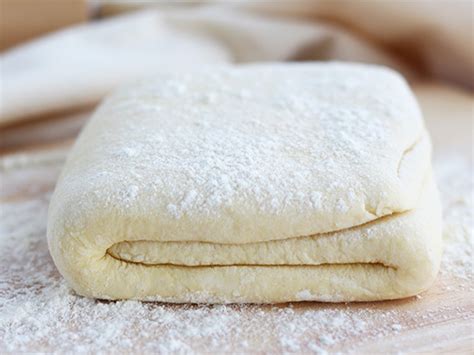 Chef enseñando a elaborar masa de hojaldre