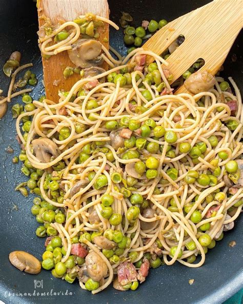 Ingredientes para espaguetis: pasta, champiñones, guisantes, jamón