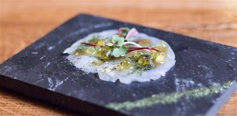 Merluza envتبtada en alga nori con carpaccio de langostinos