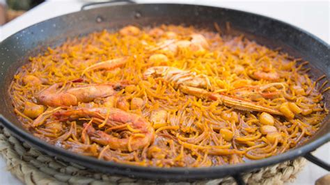 Plato de fideuà de Gandía servido con alioli