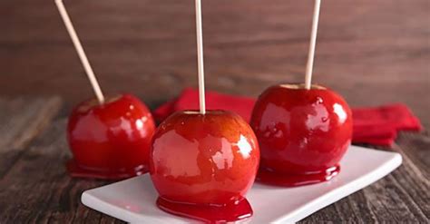 Manzanas caramelizadas en una sartén