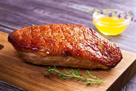 Magret de pato cocinándose en una sartén