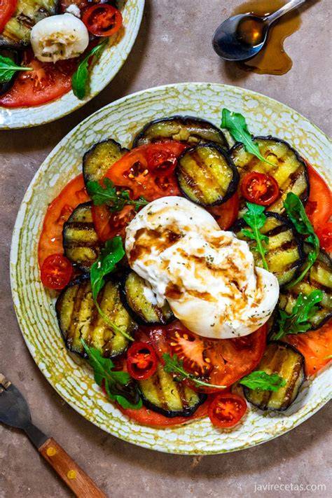 Plato final de ensalada de burrata con berenjena