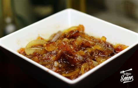 Cebolla caramelizada en proceso de cocción
