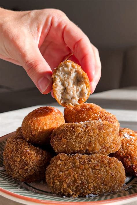 Proceso de rebozado de croquetas con panko