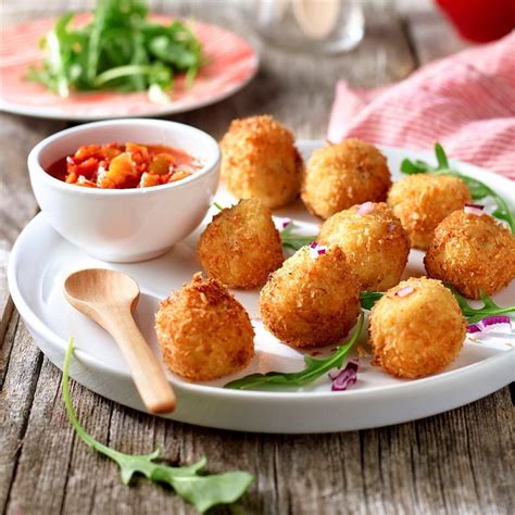 Croquetas de cebolla y queso de cabra recién fritas