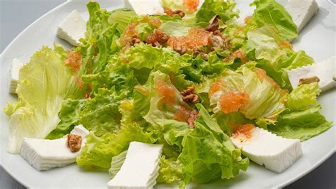 Plato equilibrado con ensalada de lechuga, queso y nueces