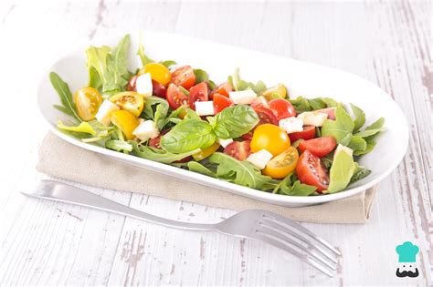 Ingredientes para ensalada de verano con queso fresco
