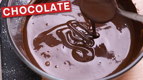 Crepes Suchard con salsa de chocolate derretido y espolvoreado de cacao