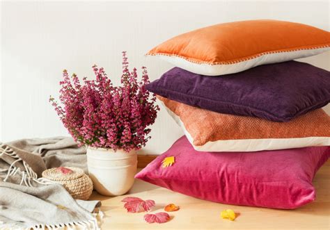 Cojines decorativos en diferentes estilos y texturas