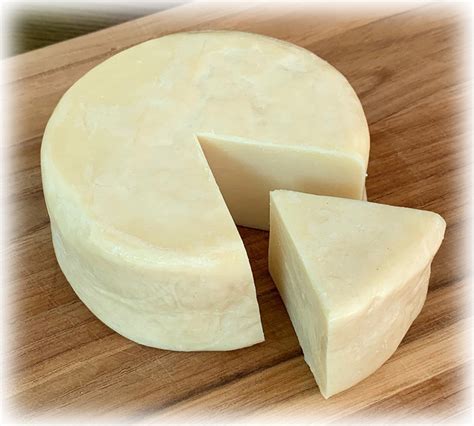 Queso Manchego secándose sobre una rejilla