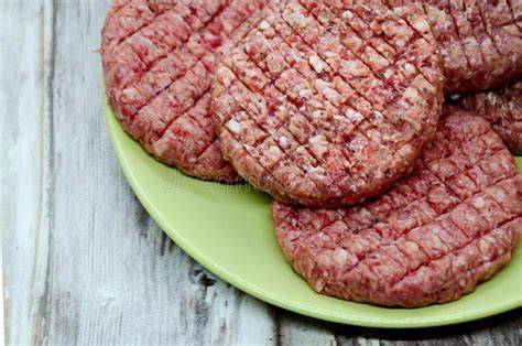 Hamburguesas de berenjena recién hechas en un plato