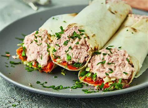 Mezcla de atún, tomate y queso para el relleno