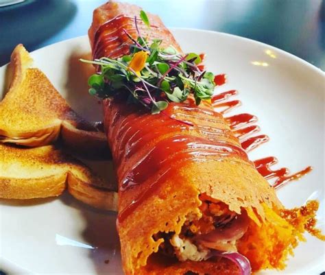 Chicharrón de queso relleno de pimientos y cebolla