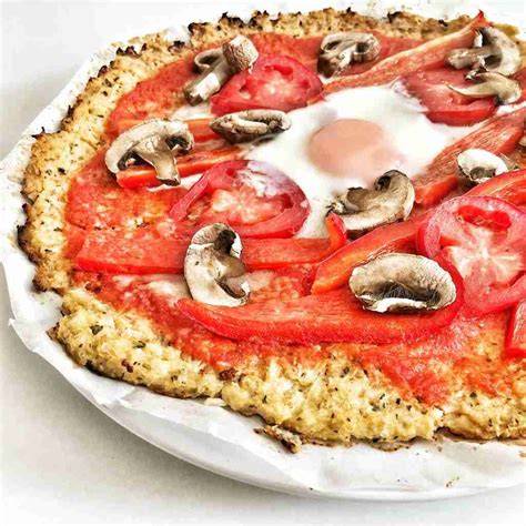 Pizza con base de coliflor con ingredientes frescos