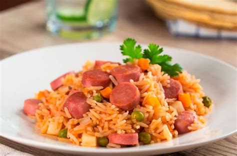 Plato de arroz con salchichas, pimientos y guisantes
