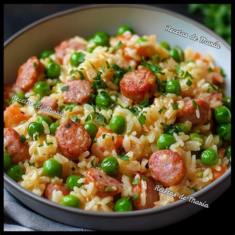 Ingredientes frescos para arroz con salchichas y pimientos