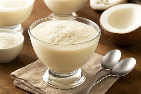 Tazón con mousse de coco decorada con coco rallado