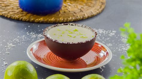 Postre en forma de coco con mousse de coco y chocolate