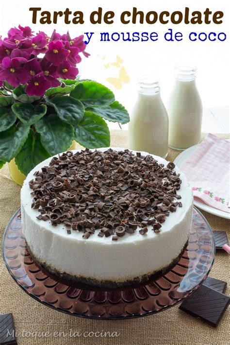 Tarta de mousse de coco cortada mostrando capas