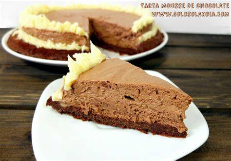 Porción de tarta de mousse de coco y chocolate