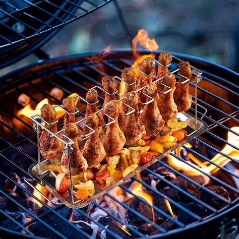 Soporte para muslos de pollo en una barbacoa