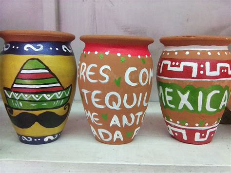 Pucheros de barro decorados con diseños tradicionales
