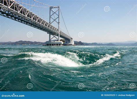 Torbellinos de mar en la costa de Naruto, Japón