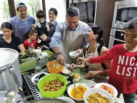 Familia preparando tamales en Costa Rica
