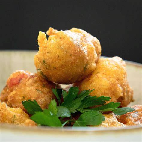 Plato de buñuelos de bacalao