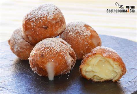 Buñuelos dulces rellenos de crema o trufa
