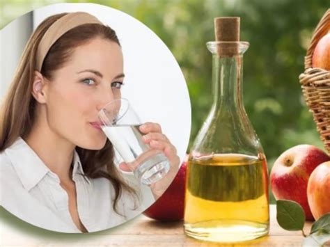 Imagen de un algodón con vinagre de manzana aplicado en una espinilla