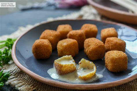 Plato de croquetas líquidas recién hechas