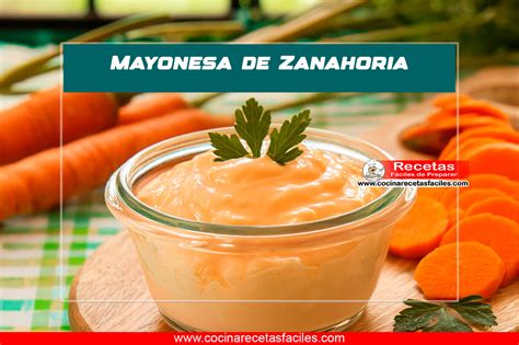 Mayonesa de zanahoria en un tazón con zanahorias frescas