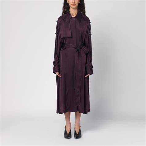 Abrigo color berenjena estilo trench