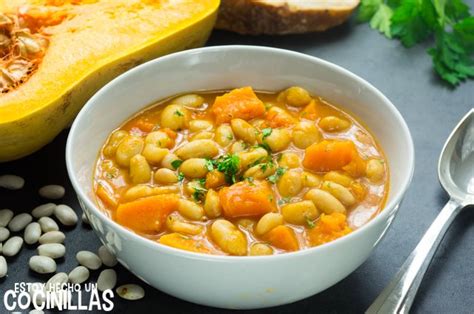 Plato de guiso de alubias blancas con calabaza y pimentón