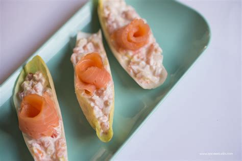 Barquitas de endivias rellenas de salmón ahumado