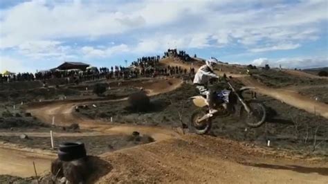 Excavadora trabajando en un circuito de motocross
