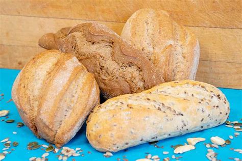 Comparación visual de panes de masa madre y pan convencional