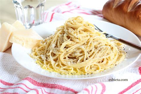 Espaguetis con salsa y queso rallado