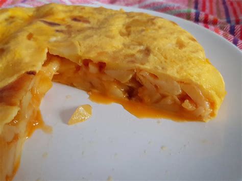 Primer plano de una jugosa tortilla de patatas