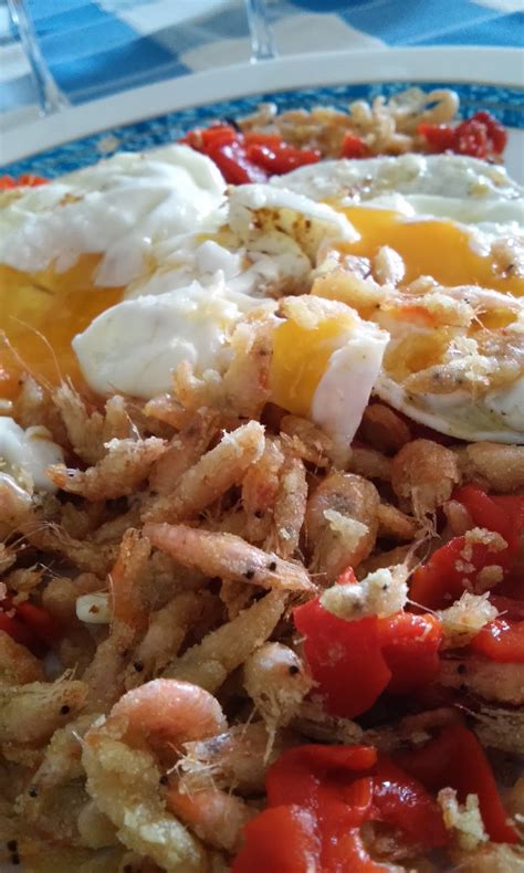 Camarones fritos con huevo y pimientos asados