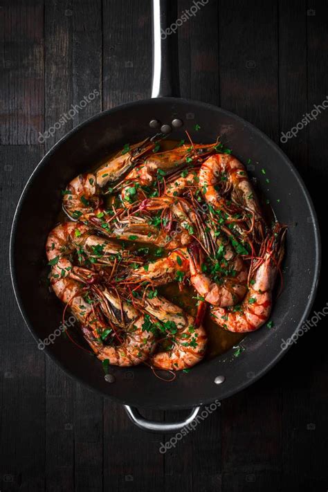 Camarones fritos en una sartén