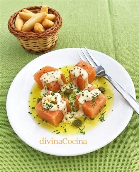Dados de salmón marinados con sésamo
